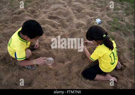 I bambini con la nazionale brasiliana a giocare a calcio nella sabbia nella periferia della città di Miranda Foto Stock