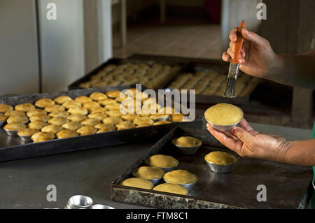 Preparazione del pollo crostate con massa marcio - fruttivendolo Agriturismo Santa Luzia Foto Stock