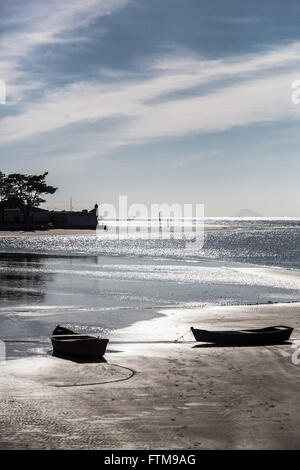 Barche sulla riva del canale con Bertioga Forte de Sao Joao incidentali Foto Stock