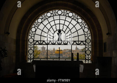 Vista interna della Chiesa Dominus Flevit - Cupola della roccia in background la Città Vecchia di Gerusalemme Foto Stock