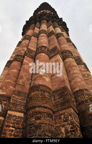 Qutub Minar - il più alto minareto in mattoni del mondo nella città di New Delhi Foto Stock