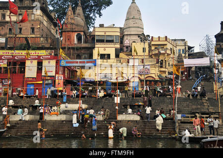 Gange fiume sul bordo della città di Varanasi - considerato un fiume sacro per gli Indù Foto Stock