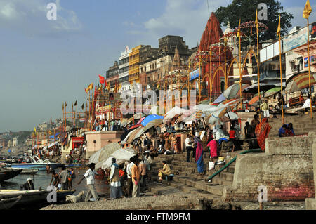 Gange fiume sul bordo della città di Varanasi - considerato un fiume sacro per gli Indù Foto Stock