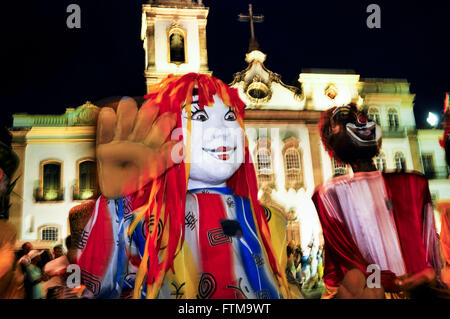 Bonecoes sfilata in strada di carnevale Pelourinho Foto Stock