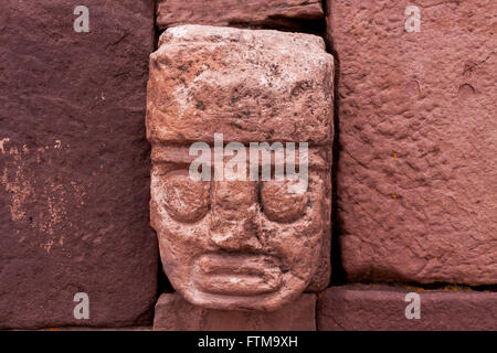 Pietra testa, Kalasaya Compound Wall, Tiwanaku, Bolivia. (Spagnolo: Tiahuanaco o Tiahuanacu) è un sito archeologico precolombiano della Bolivia occidentale. Foto Stock