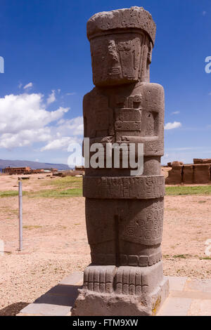 Grande figura antropomorfa, Tiwanaku, Bolivia. (Spagnolo: Tiahuanaco o Tiahuanacu) è un sito archeologico precolombiano della Bolivia occidentale. Foto Stock