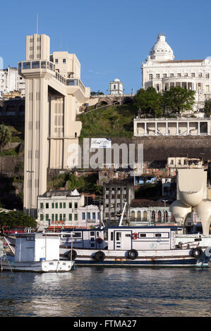 Barche ormeggiate nella baia di tutti i Santi con ascensore Lacerda e Rio Branco Palace in background Foto Stock