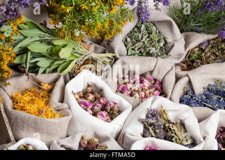 La guarigione di erbe mediche in un lino sacchi Foto Stock