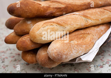 Appena sfornati pani francesi in un cestello Foto Stock