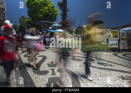 Circolazione delle persone in fiera artigianale Largo da Ordem Foto Stock