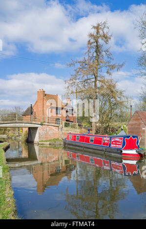 Narrowboats ormeggiato sul Grand Union Canal vicino Rowington, Warwickshire, Inghilterra, Regno Unito Foto Stock