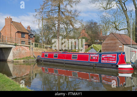 Narrowboats ormeggiato sul Grand Union Canal vicino Rowington, Warwickshire, Inghilterra, Regno Unito Foto Stock