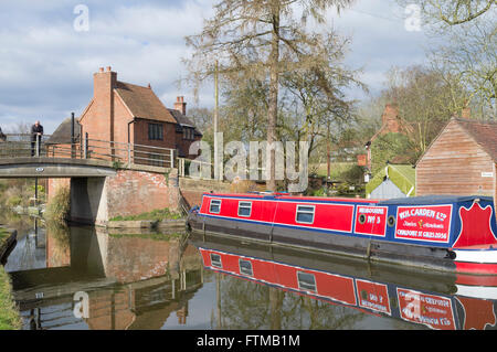 Narrowboats ormeggiato sul Grand Union Canal vicino Rowington, Warwickshire, Inghilterra, Regno Unito Foto Stock