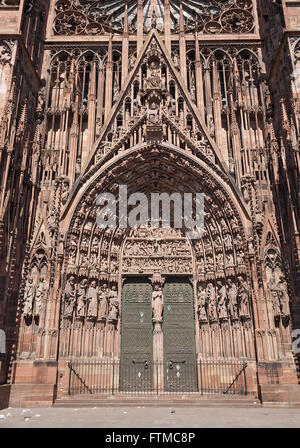 Fronte ovest della cattedrale di Strasburgo Notre Dame Alsazia, Francia Foto Stock