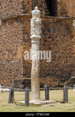 Pelourinho e le rovine della chiesa Madre della città di Sao Matias Alcantara Foto Stock