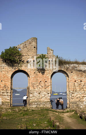 I turisti nelle rovine della vecchia casa cittadina Leasing Macedo sulle rive della Baia di Paranagua Foto Stock