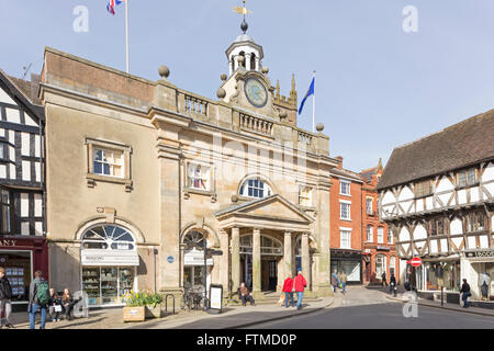 Broad Street di edifici con travi in legno e la Buttercross, Ludlow, Shropshire, Inghilterra, Regno Unito Foto Stock