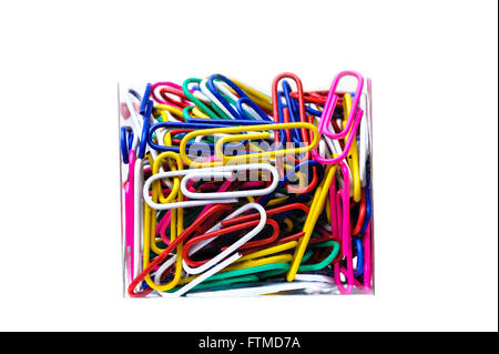 Contenitore trasparente in plastica riempito con carta colorata clip. Foto Stock