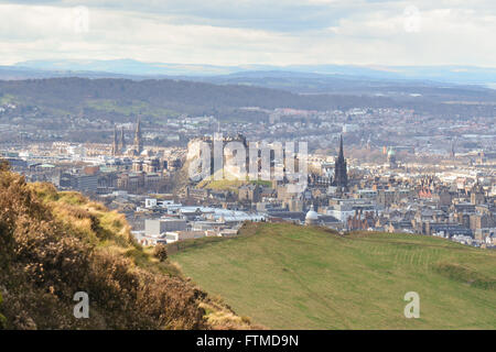 Vista sul Castello di Edimburgo e Edimburgo Città Vecchia da Arthur' Seat in Holyrood Park in primavera Foto Stock
