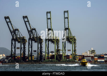 In barca a vela di fronte Libra i terminali Foto Stock