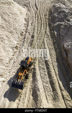 Il trattore sulla montagna Bagassa canna utilizzata da Usina da Mata per produrre energia elettrica Foto Stock