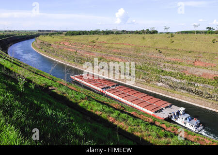 Di rimorchiatori e di chiatte vela il canale Deoclecio Bispo" dos Santos Foto Stock