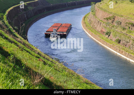 Di rimorchiatori e di chiatte vela il canale Deoclecio Bispo" dos Santos Foto Stock