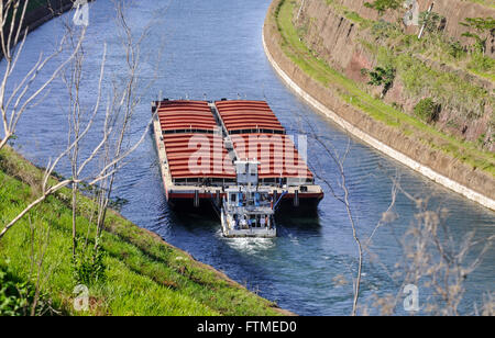 Di rimorchiatori e di chiatte vela il canale Deoclecio Bispo" dos Santos Foto Stock