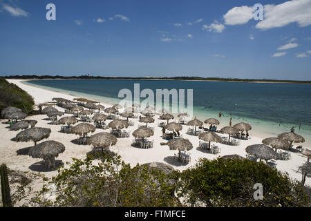 Chioschi sulla riva della laguna blu nel Parco Nazionale di Jericoacoara Foto Stock