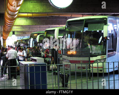 Piattaforma di salire a bordo del bus la Tiete Bus Terminal - Trasporto interstatale Foto Stock