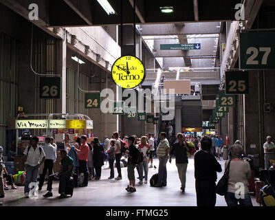 I passeggeri sulla Tiete Bus Terminal - Trasporto interstatale Foto Stock