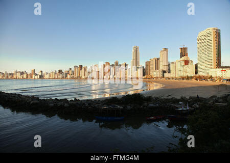 Jetty rocce che separa la spiaggia di Rio Camboriu settentrionale di profondità Balneario Camboriu - SC Foto Stock