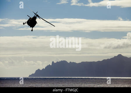 Brasiliano Marina elicottero scoiattolo battenti Oceano Atlantico fine Trindade Island in background Foto Stock