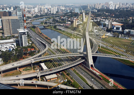 Ponte Cable-Stayed Octavio Frias de Oliveira sul fiume Pinheiros nella città di Sao Paulo Foto Stock