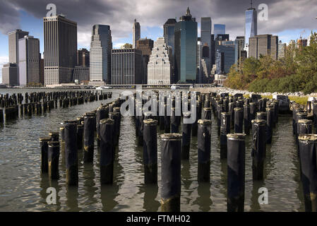Manhattan vista dal Ponte di Brooklyn Park Foto Stock