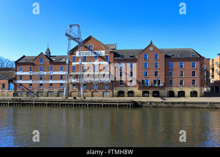 Woodsmill Quay Apartments dal fiume Ouse, York, North Yorkshire, Inghilterra, Regno Unito. Foto Stock