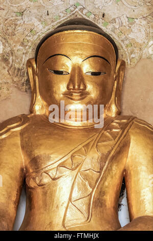 Round golden faccia di Buddha nel tempio in Myanmar Foto Stock