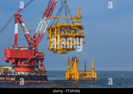 Oil Rig sollevamento per l'installazione sulla sua camicia Foto Stock