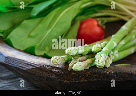 Mazzetto di asparagi stringhe, pomodori ciliegia selvatica e porri. Close up alimenti naturali. Messa a fuoco selettiva Foto Stock