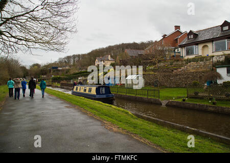 Barca stretta sulla Llangollen Canal nel Galles del nord a inizio primavera Foto Stock