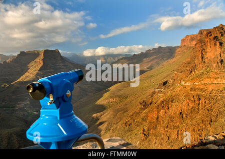 Telescopio turistiche punti verso l'interno di uno spettacolare catena montuosa nel centro di Gran Canaria nei pressi di Fataga isole canarie Spagna Foto Stock