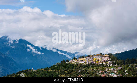 Antico monastero di Tawang insieme contro le alte vette himalayane e domina la città in una luminosa giornata di sole. Foto Stock