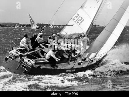 AJAX NEWS FOTO. 1971. SOLENT, Inghilterra. - FASTNET RACE - Admiral's Cup - improbabile (USA) AMERICAN ADMIRAL'S CUP IL MEMBRO DEL TEAM DI INIZIARE LA 605 MIGLIA RACE FASTNET DA COWES A FASTNET ROCK E LA PLYMOUTH. Foto:JONATHAN EASTLAND/AJAX REF;improbabile ADC 71 Foto Stock