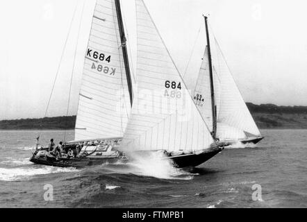 AJAX NEWS FOTO - SOLENT, Inghilterra. 6 agosto1973. - ADMIRAL'S CUPPERS MOLTO PESANTE - BRITISH YACHT QUAILO III BATTAGLIE IT OUT CON AMERICAN entrata carisma durante la prima gara costiera. Foto:JONATHAN EASTLAND/AJAX REF:()YA QUAILO III 73 2 Foto Stock