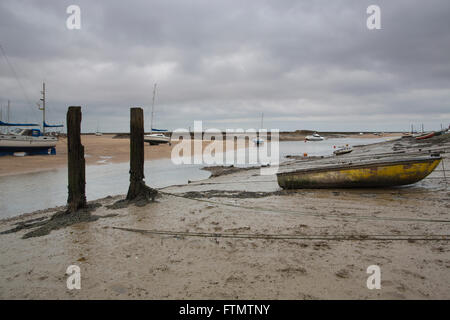 Barche ormeggiate a Wells-next-il-mare durante la bassa marea verso Blakeney, Norfolk costa East Anglia, England, Regno Unito Foto Stock