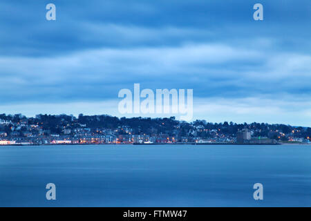 Vista attraverso il Firth of Tay a Broughty Ferry da Tayport al crepuscolo Fife Scozia Scotland Foto Stock