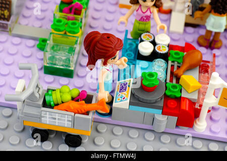 Tambov, Federazione Russa - Febbraio 09, 2016 Lego ragazza con il carrello in un supermercato del peso di ortaggi . Studio shot. Foto Stock