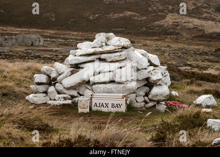 Ajax Bay memorial cairn alla Baia di Ajax, San Carlos acqua, East Falkland, Isole Falkland, Sud America Foto Stock