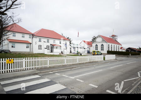 Stazione di polizia e di Santa Maria la Chiesa Cattolica, Ross Road, Stanley, Isole Falkland, Sud America Foto Stock