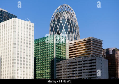 La didascalia di edifici in "LA DEFENSE" area in Parigi , con un cielo blu sullo sfondo Foto Stock